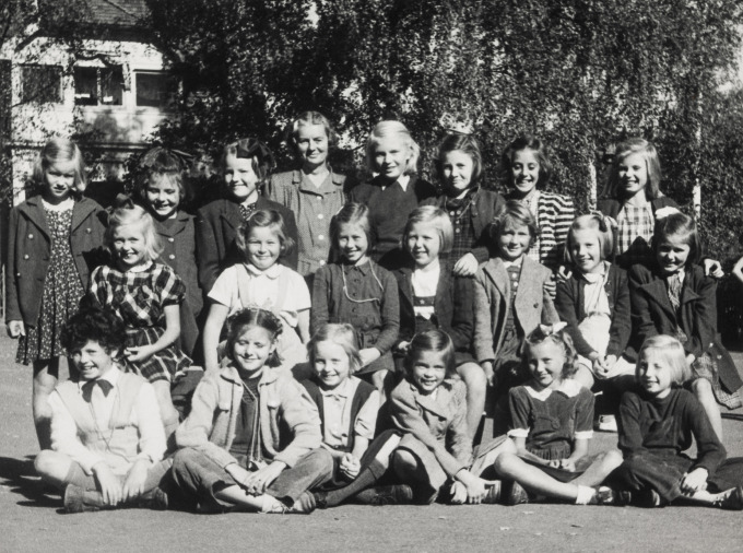 Dronning Sonja var selv elev ved Slemdal skole fra tredje klasse. Bildet viser klasse 4b. Dronningen sitter på første rad, femte fra venstre. Foto: Det kongelige hoff